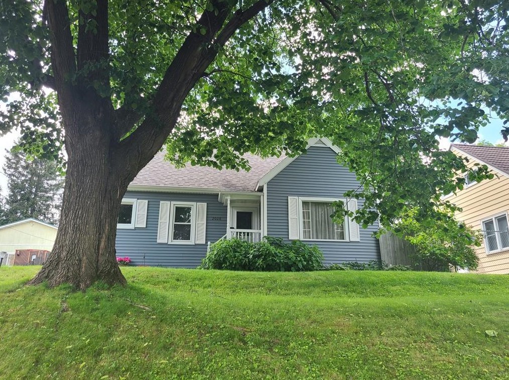 2028 13th St, Eau Claire, WI 54703-2719