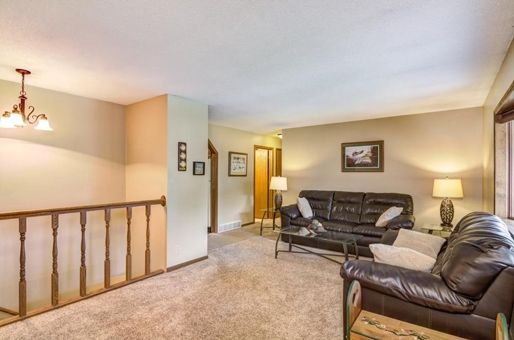 4002 Meadowwood Dr, Eau Claire, WI 54701-9212