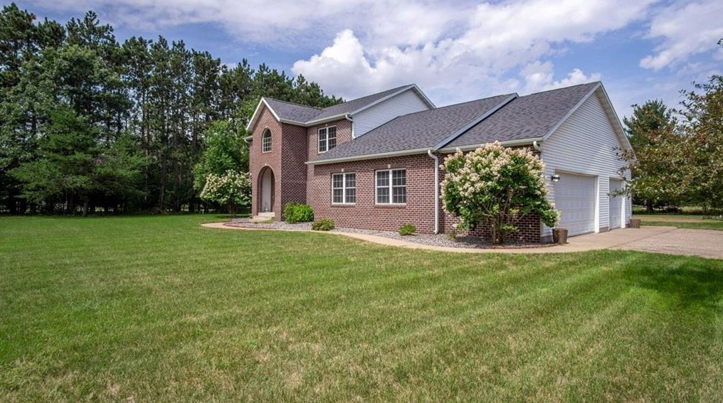 1269 Red Pine Dr, Eau Claire, WI 54701