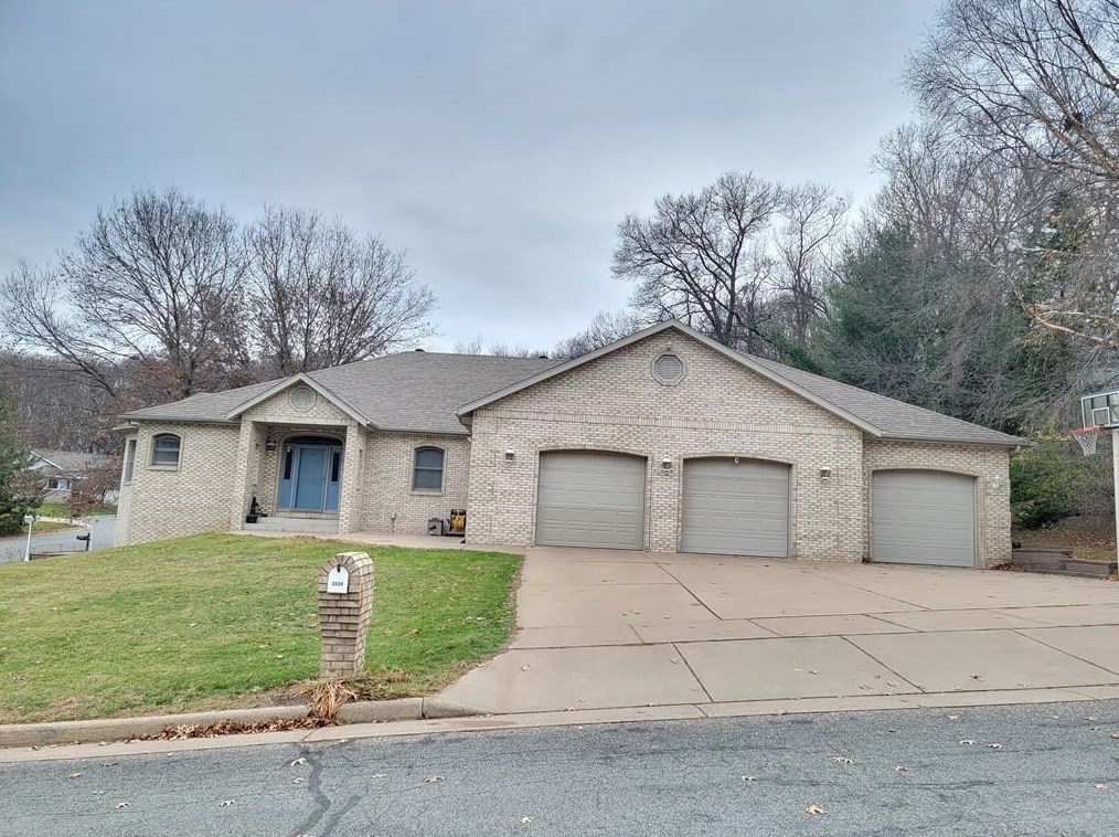 3324 S Oakdale Ct, Eau Claire, WI 54701