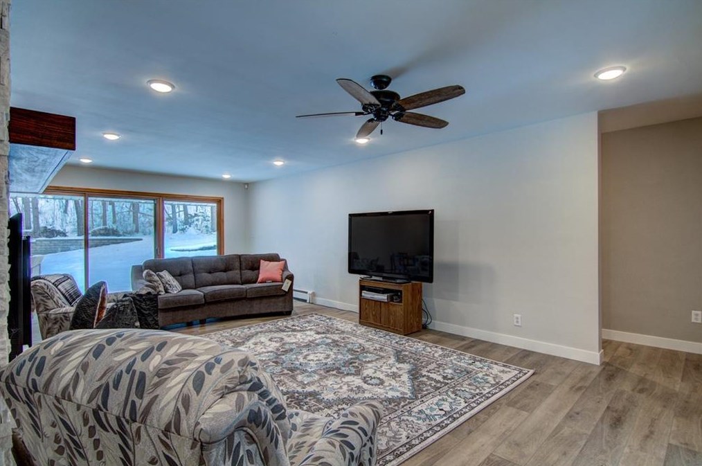 927 3rd St, Altoona, WI 54720-2001