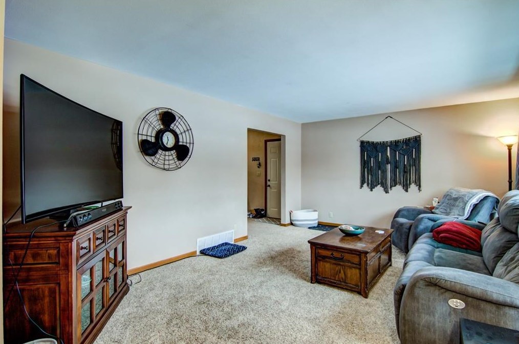 1216 Bradley Ave, Eau Claire, WI 54701-6521