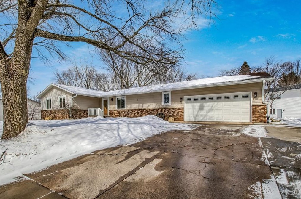 704 Summit Dr, Altoona, WI 54720-2024