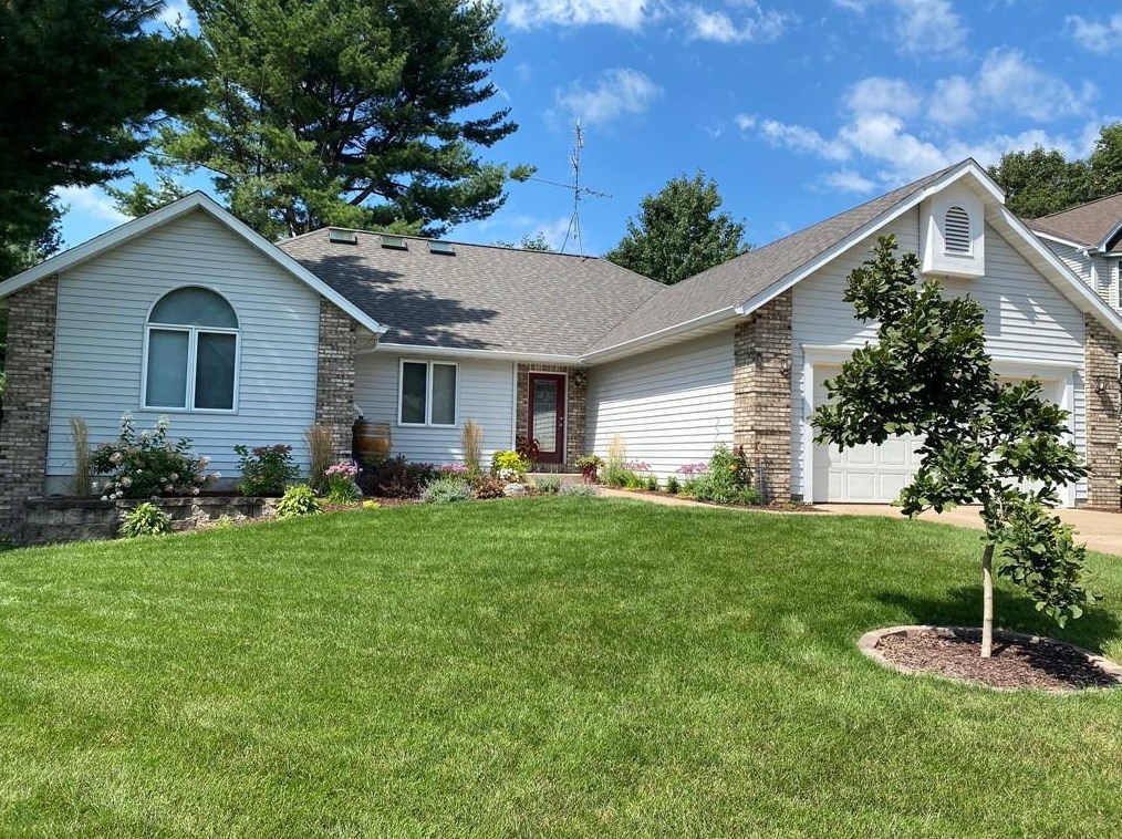 4328 Crest Ct, Eau Claire, WI 54701-3008