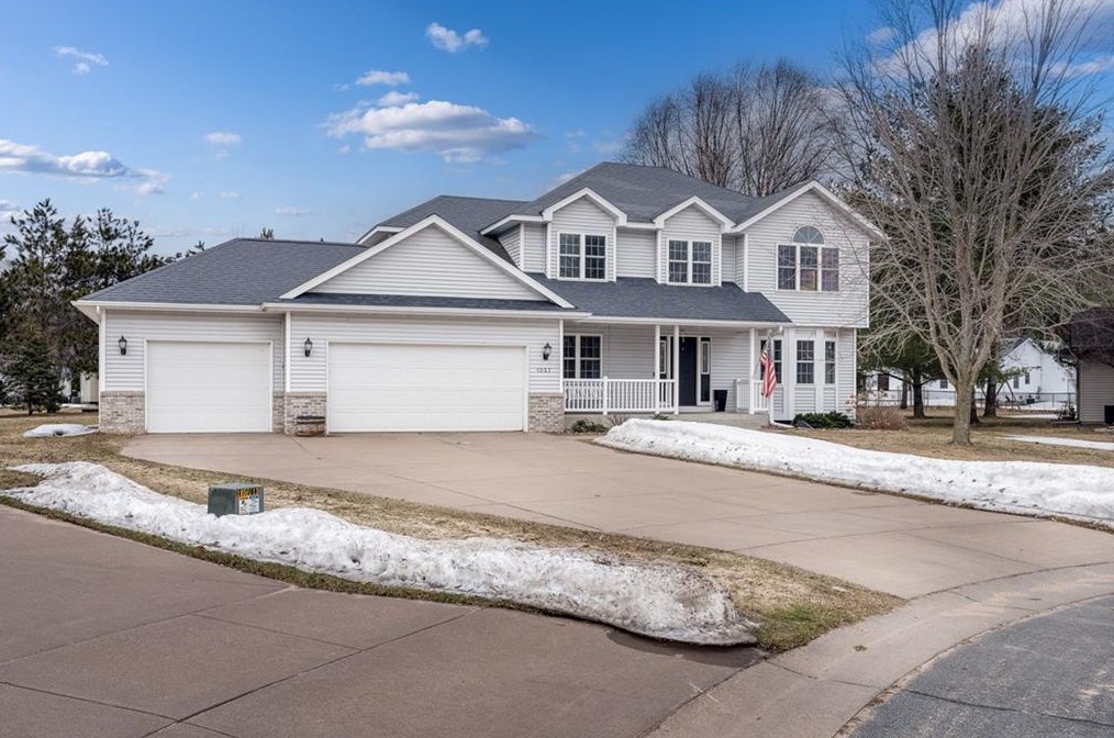 1027 Willow Green Cir, Eau Claire, WI 54701