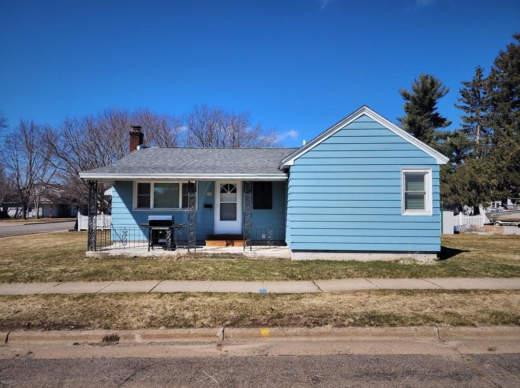 129 W Jefferson Ave, Brackett, WI 54742