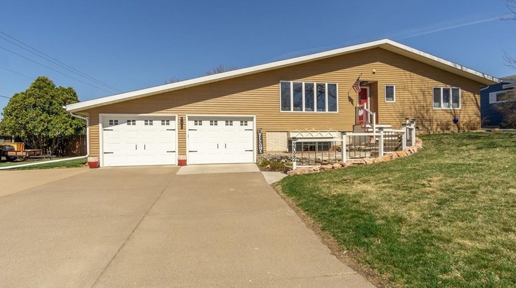 2022 Crestview Dr, Eau Claire, WI 54703-5714
