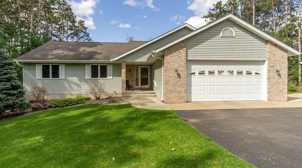 1309 Red Pine Dr, Eau Claire, WI 54701-8373