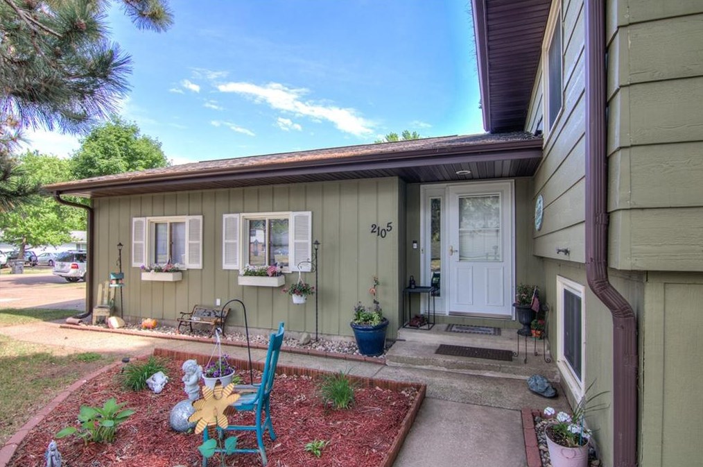 2105 Crestview Dr, Eau Claire, WI 54703