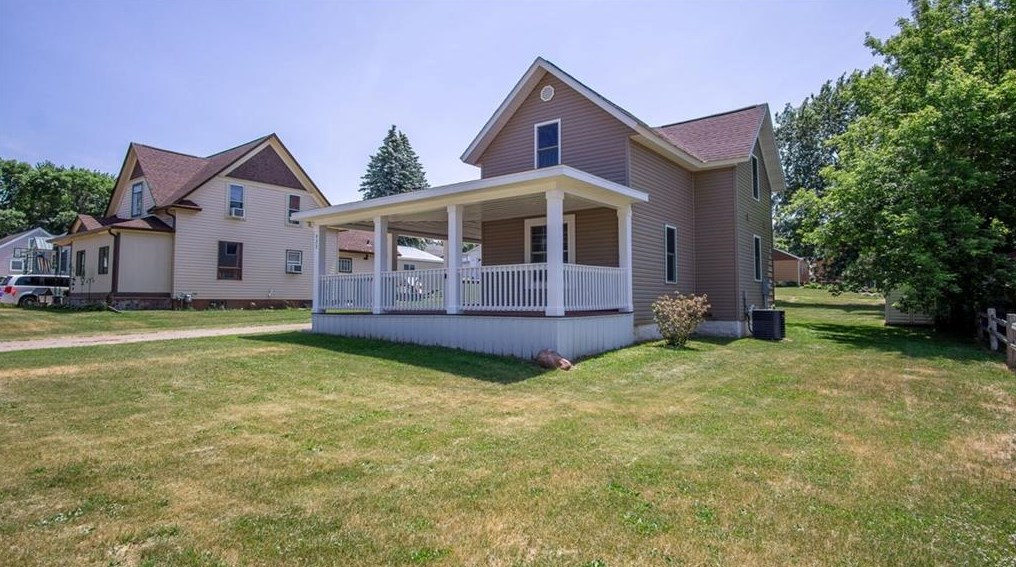 922 19th Ave, Bloomer, WI 54724