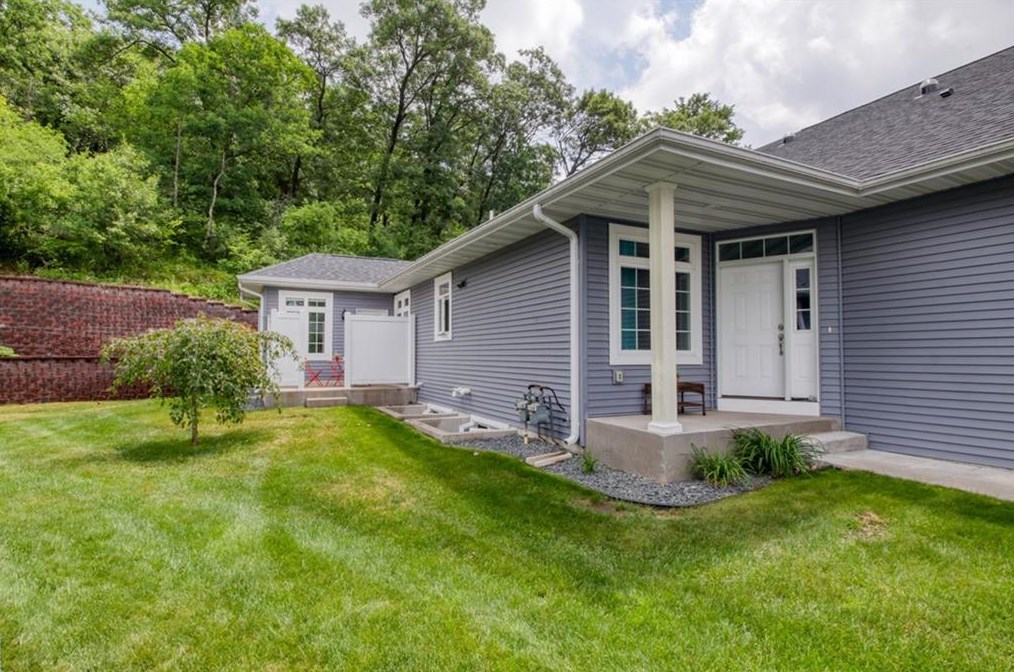 4533 Village Oaks Circle, Eau Claire, WI 54701