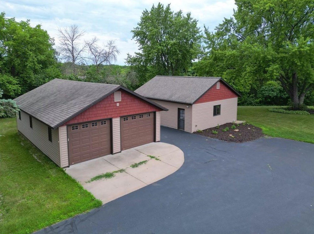 5892 Graff Rd, Eau Claire, WI 54701-8953