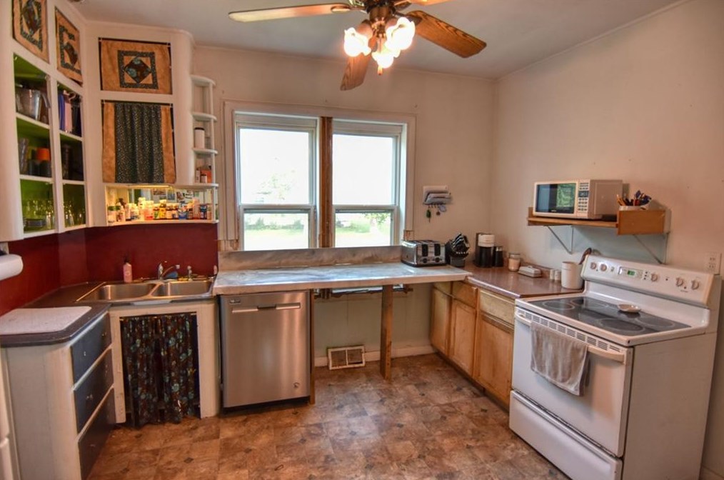 208 W Main St, Cameron, WI 54822