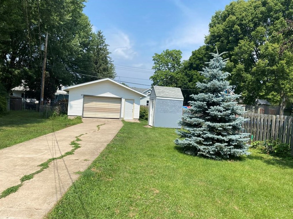 233 E Washington Ave, Brackett, WI 54742