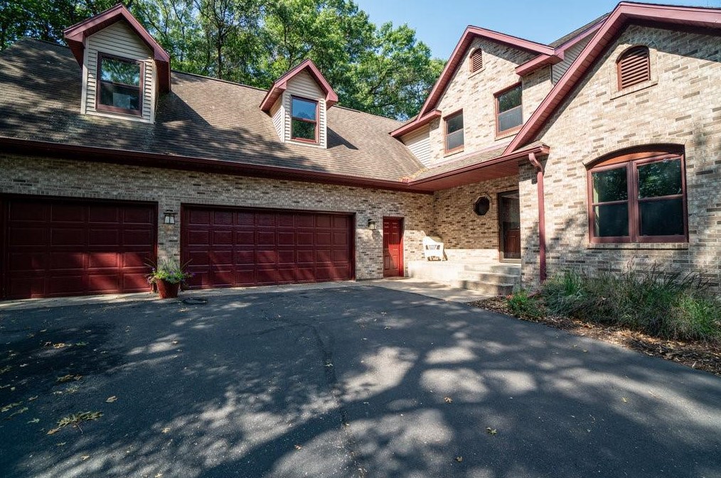 1104 Oak Hill Pl, Altoona, WI 54720-2586