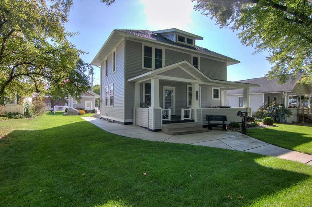 1614 Queen St, Bloomer, WI 54724