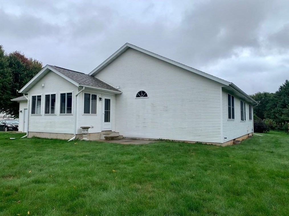 3328 Briarcrest Dr, Eau Claire, WI 54701-8295