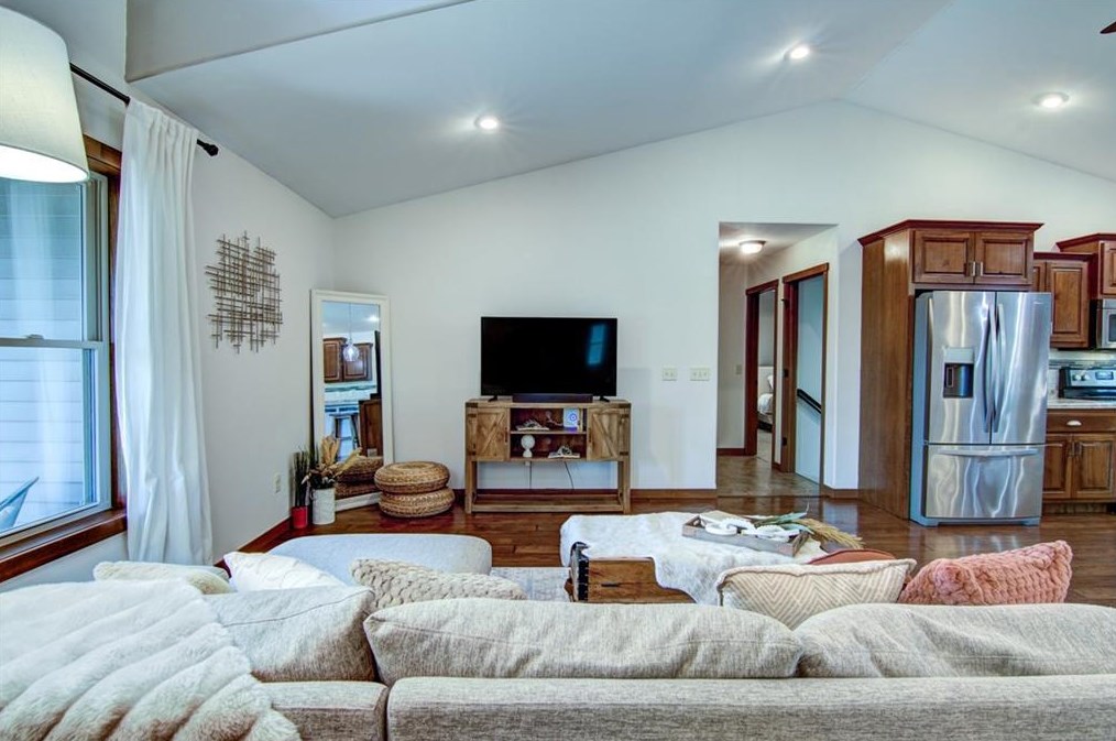 679 Autumn Dr, Altoona, WI 54720