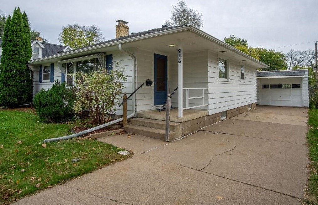 2839 6th St, Eau Claire, WI 54703-2898