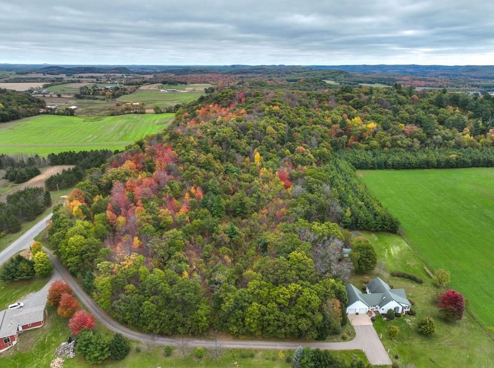 19595 E Dolotta Rd, Augusta, WI 54722