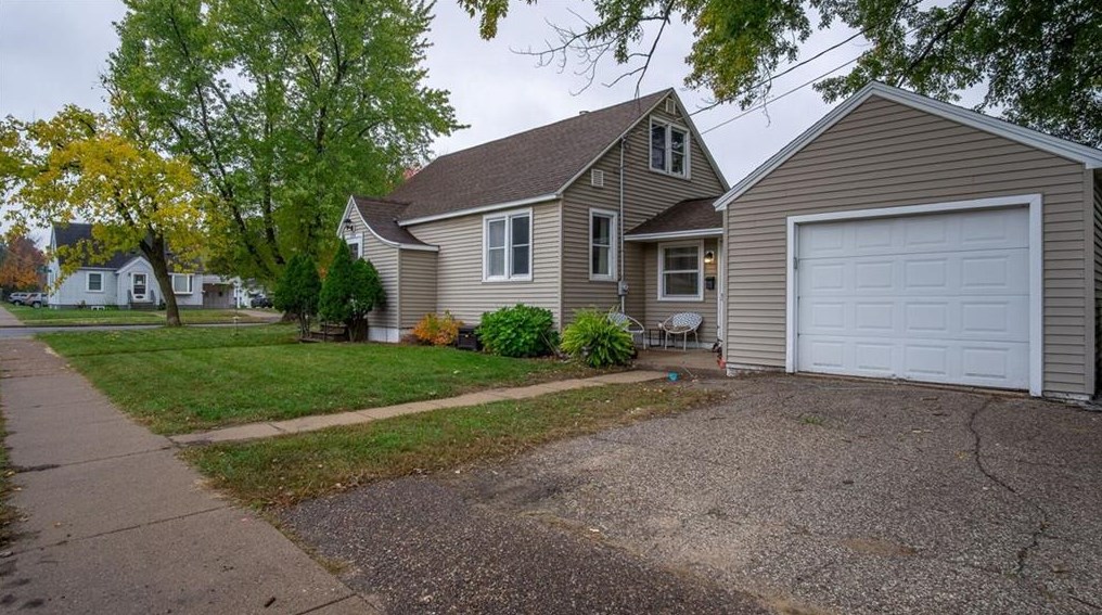 328 W 7th St, Altoona, WI 54720