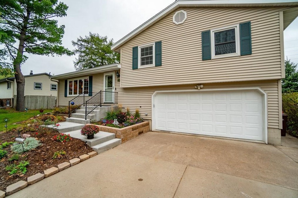 1318 Rowe St, Eau Claire, WI 54703-1696
