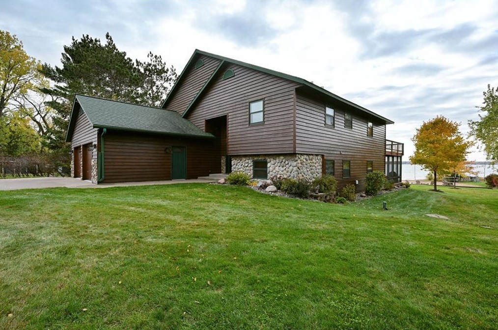 107 E Lake Dr, Shell Lake, WI 54871
