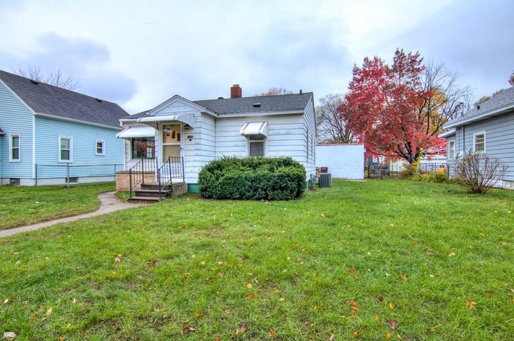 1214 Pershing St, Eau Claire, WI 54703-3030