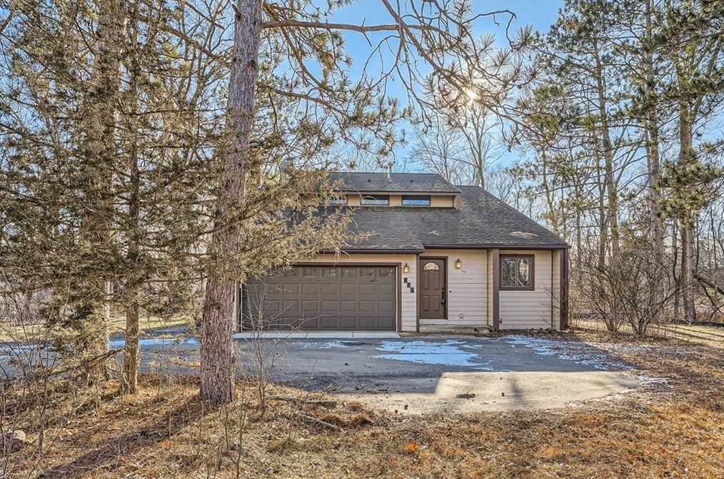 334 Ahrens Rd, Hudson, WI 54016-8004