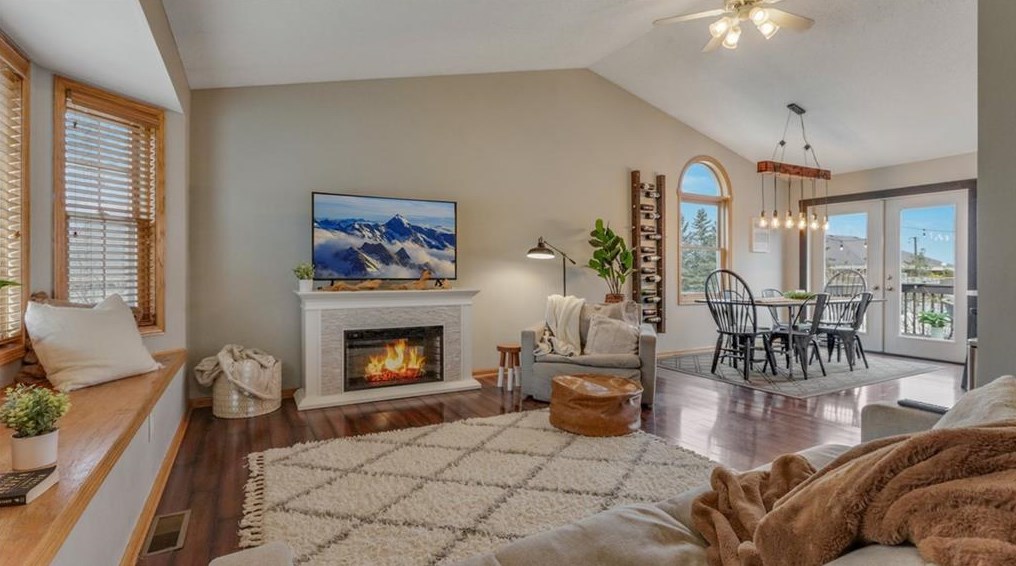 3925 Meadowwood Dr, Eau Claire, WI 54701-9229