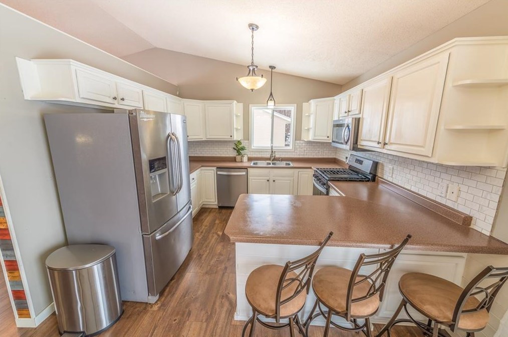 911 Southside Dr, Eau Galle, WI 54028