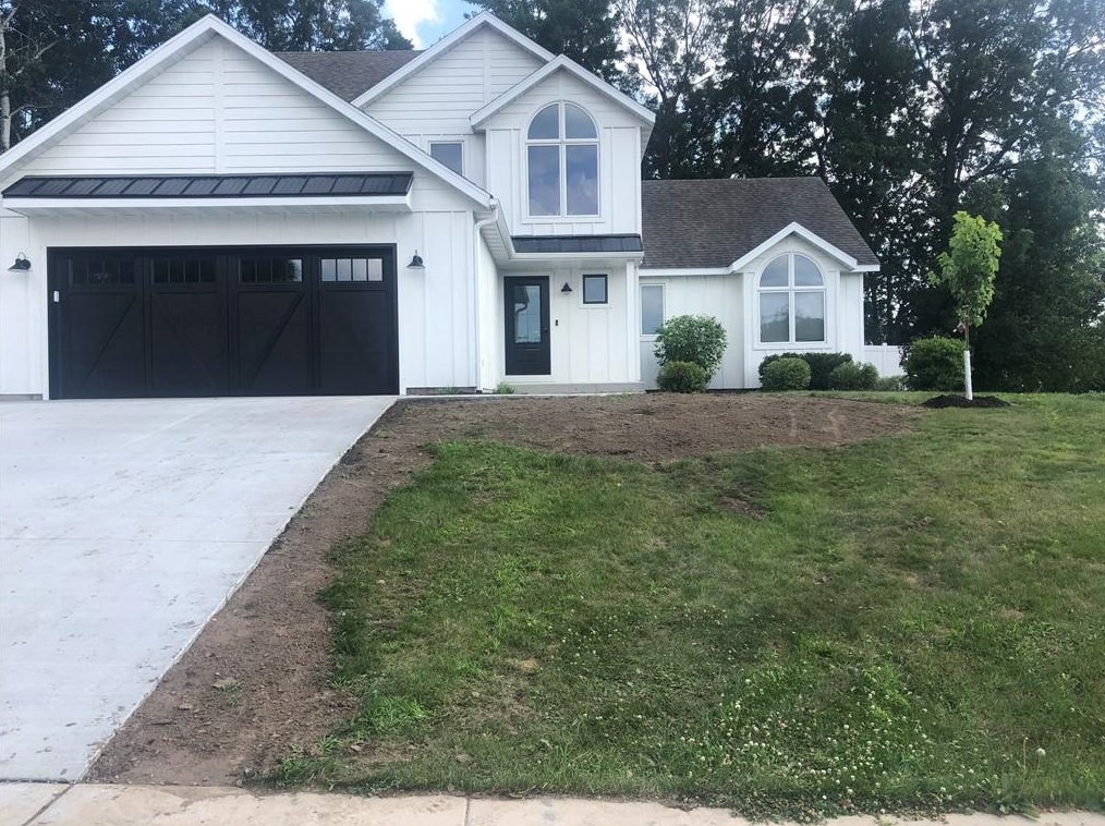 3913 Oak Knoll Dr, Eau Claire, WI 54701-8850