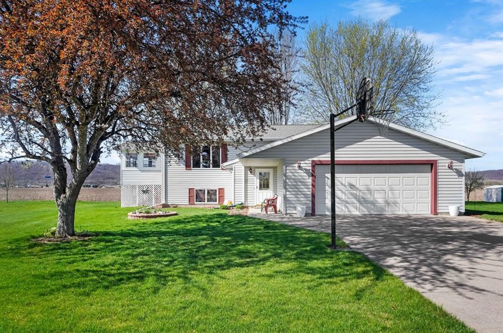 1414 River Dr, Dumfries, MN 55981