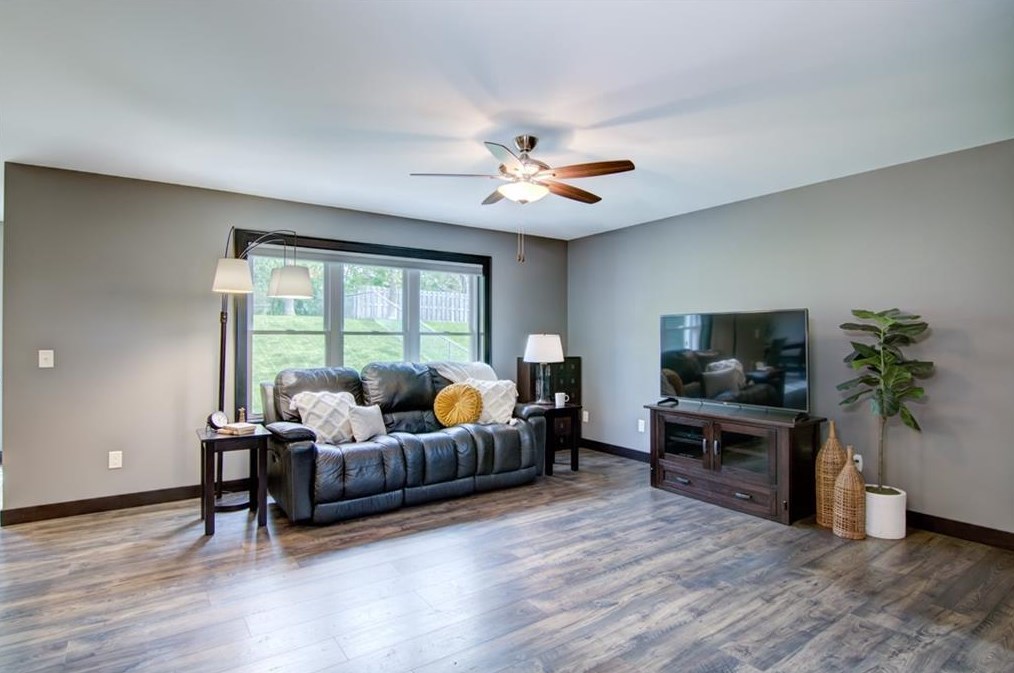 293 Autumn Dr, Altoona, WI 54720