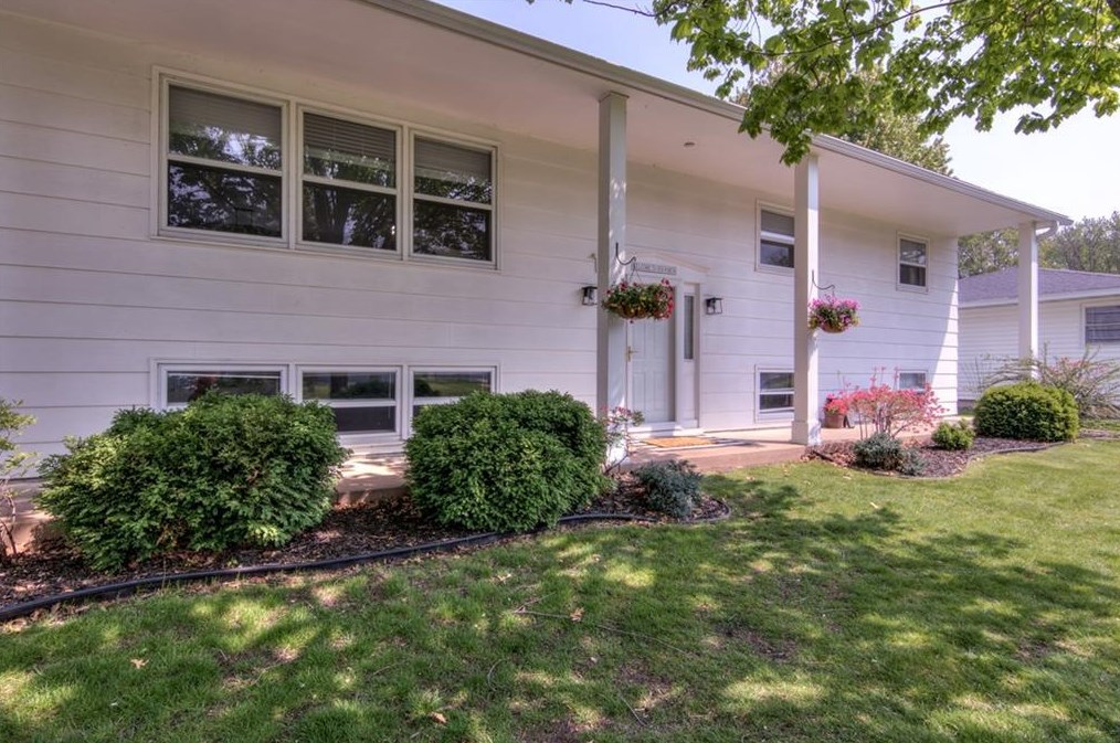 1806 Oaklawn Dr, Eau Claire, WI 54703-1614