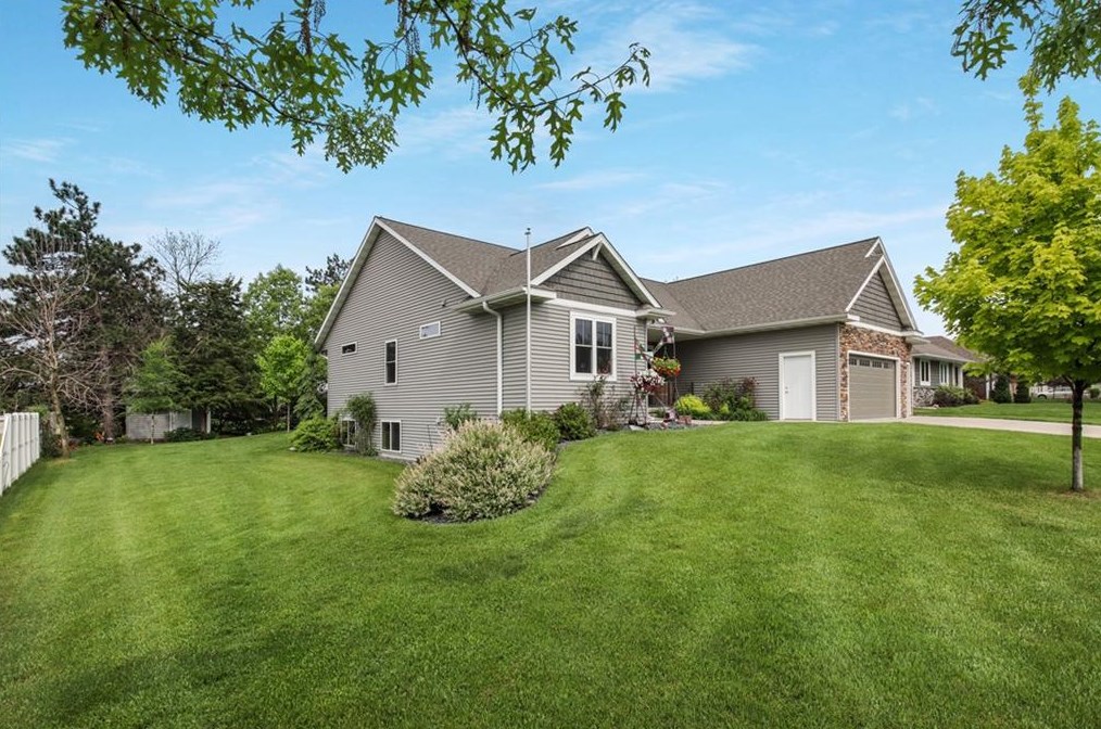 3226 Chasewood Ln, Eau Claire, WI 54701-6024