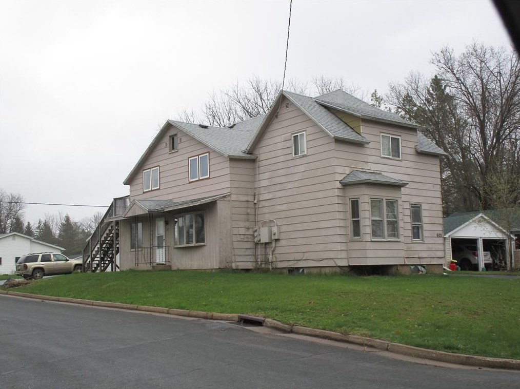 917 6th St, Ladysmith, WI 54848-2393