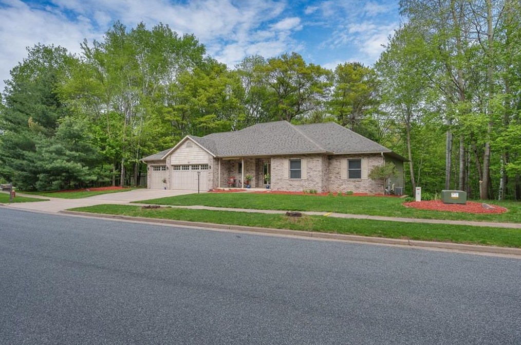 3611 Ridgeway Dr, Eau Claire, WI 54701-9293