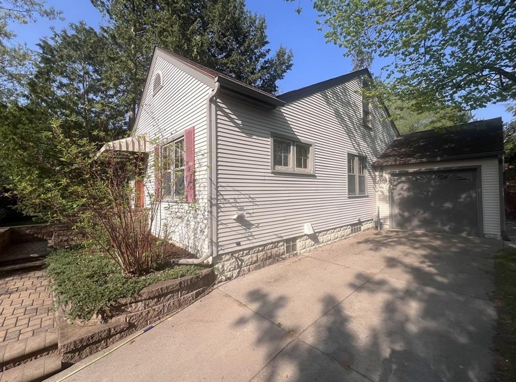 1403 Frederic St, Eau Claire, WI 54701-4092