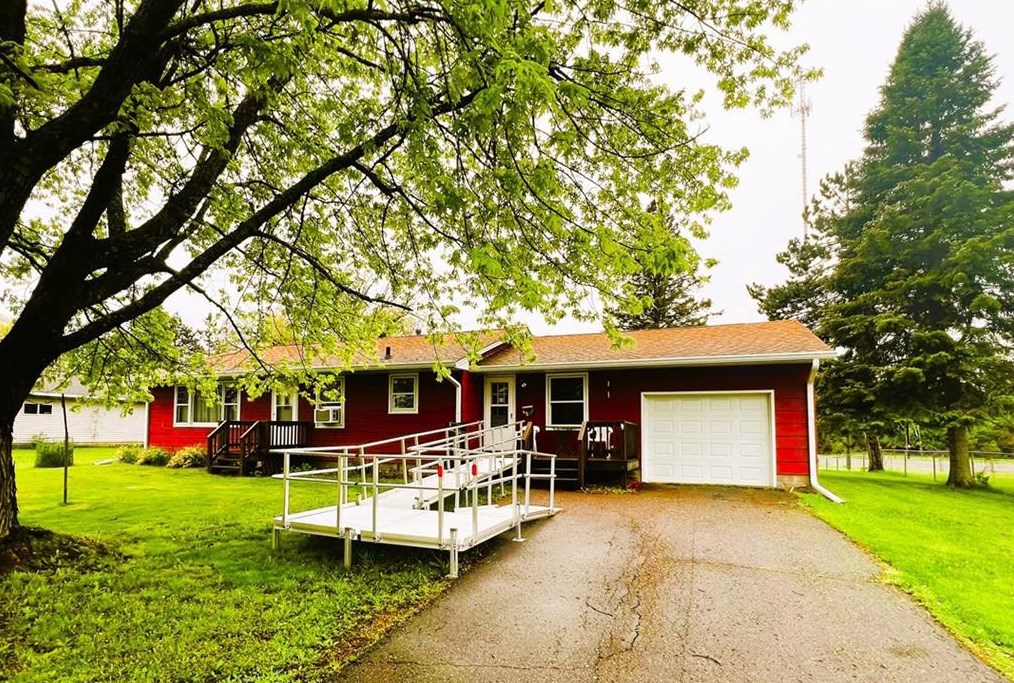 405 Summit Ave, Ladysmith, WI 54848-1133