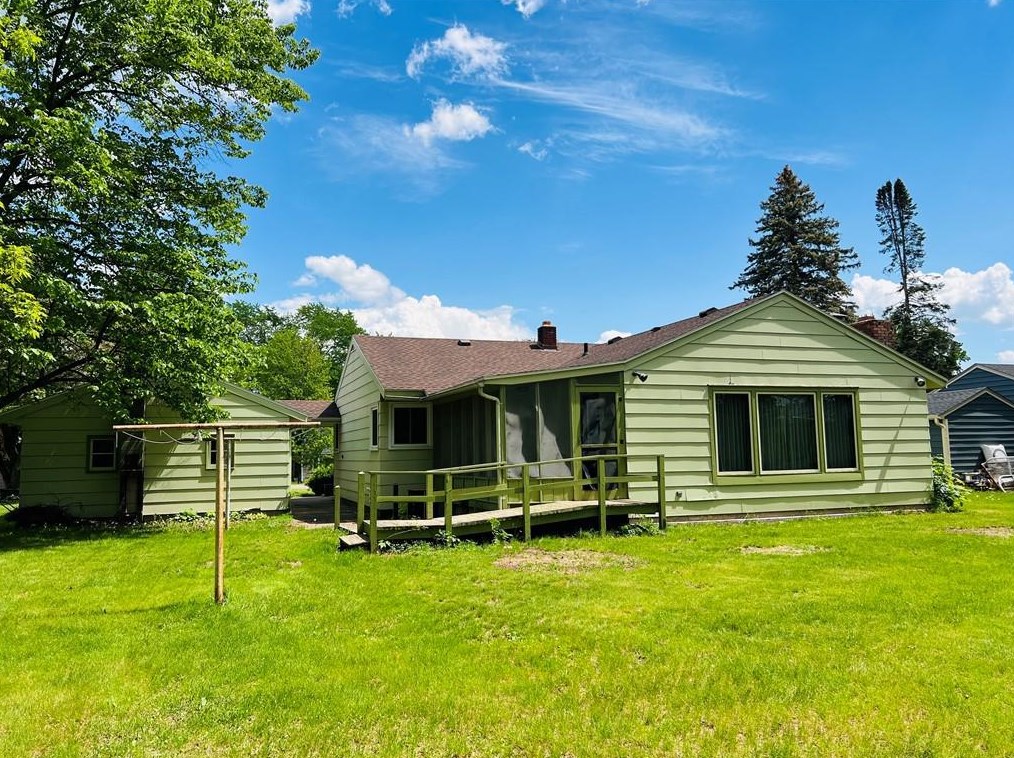 49 Ridgeway Dr, Shell Lake, WI 54871-9794