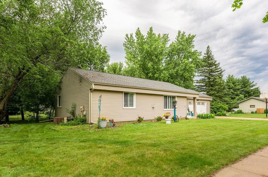 4150 Meadow Ln, Eau Claire, WI 54701