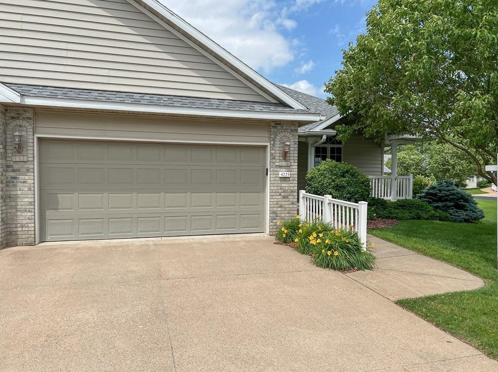 4225 Mill Ridge Cir, Eau Claire, WI 54703
