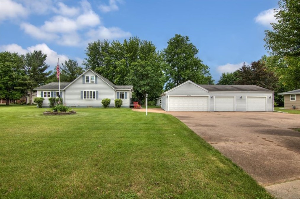 2717 Wellington Dr, Eau Claire, WI 54703