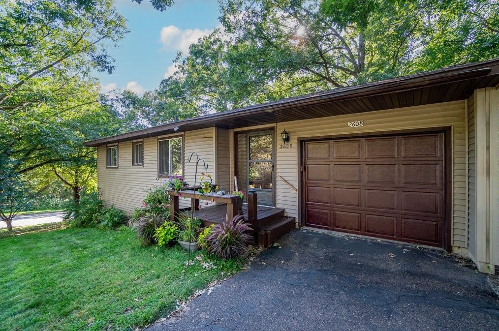 2608 Crestwood Rd, Eau Claire, WI 54703