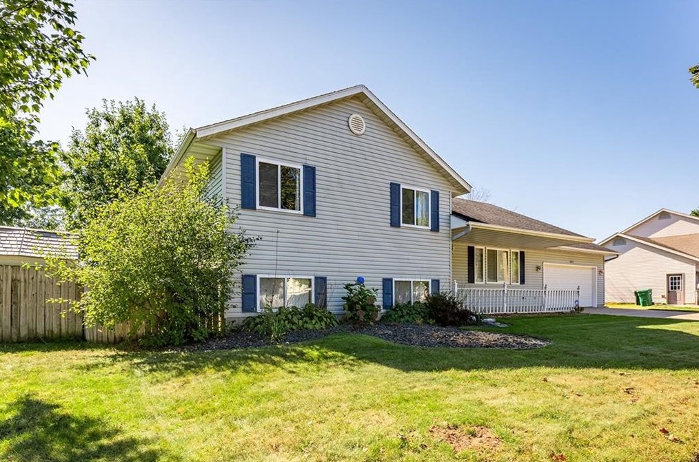 1611 Sierra Dr, Eau Claire, WI 54701
