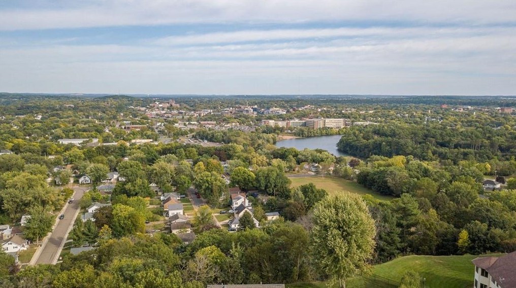 1206 Amanda Ct, Eau Claire, WI 54703