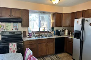 2202 Crestview Dr, Eau Claire, WI 54703 - Photo 12