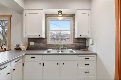 921 W Spruce Street, Chippewa Falls, WI 54729 - Photo 8