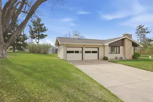 827 Park Ridge Dr, Eau Claire, WI 54703 - Photo 2